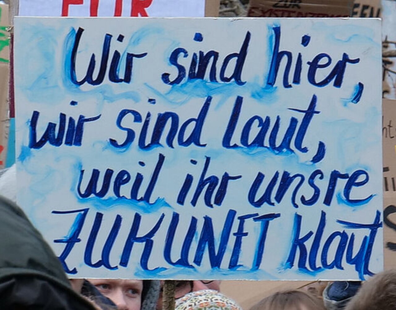 Transparent mit der Aufschrift: Wir sind hier, wir sind laut, weil Ihr uns die Zukunft klaut.